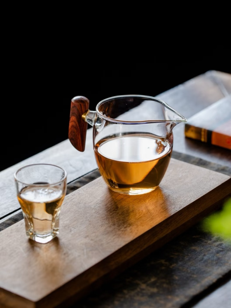 Glass Fair Cup With Wooden Handle - Gong Dao Bei - Cha Hai