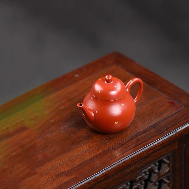 Gold-Flecked Qiushui Yixing Teapot (3)